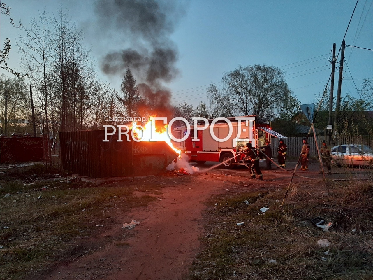 В Сыктывкаре пожарные тушили мусорный бак