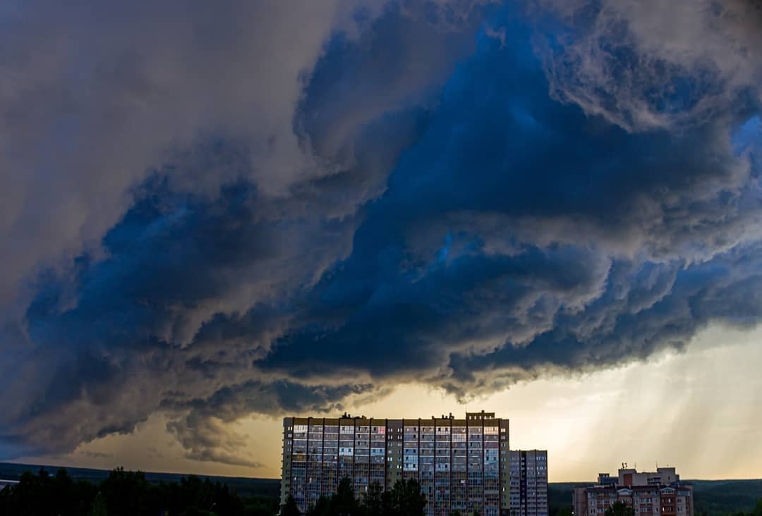 Из-за надвигающейся грозы в Сыктывкаре объявлено штормовое предупреждение