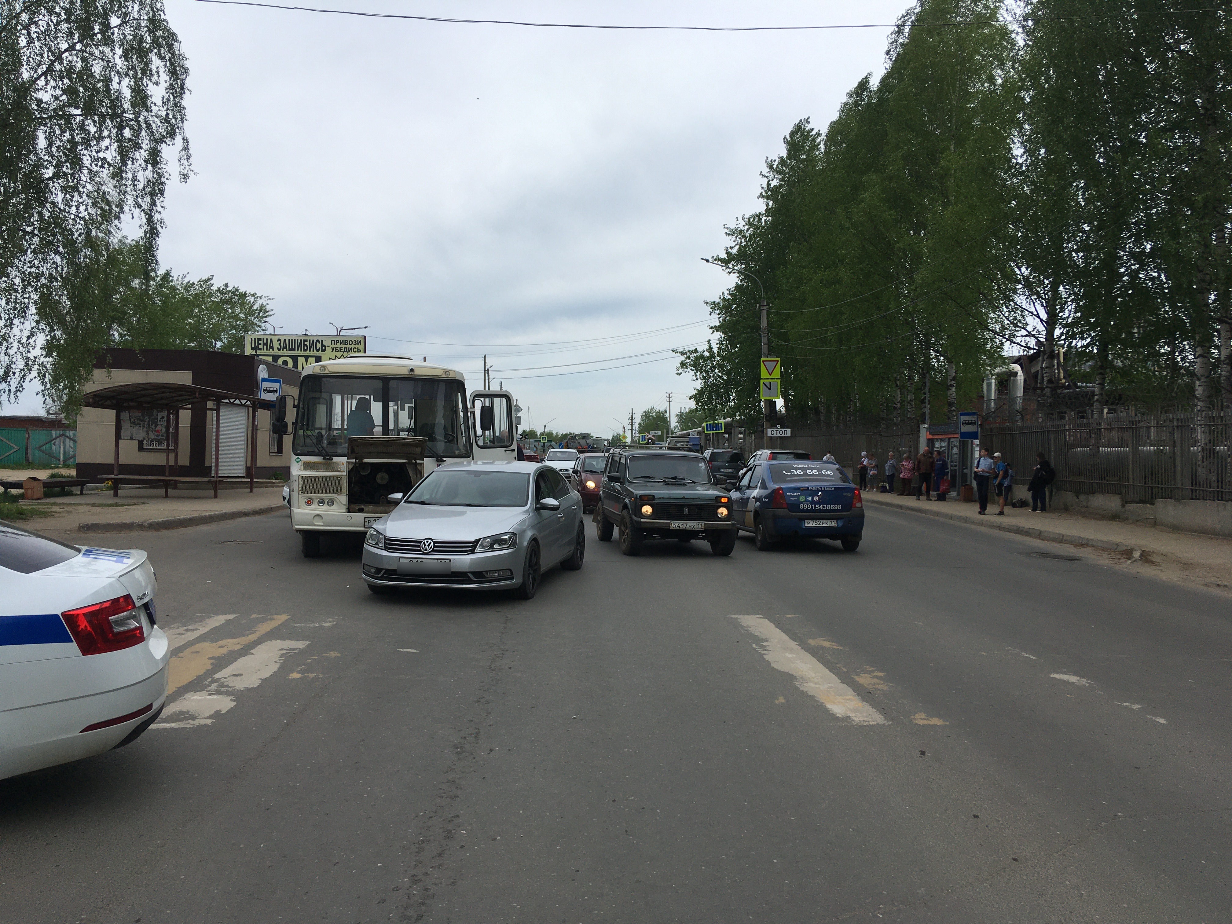 В Сыктывкаре водитель Volkswagen сбил ребенка и врезался в автобус
