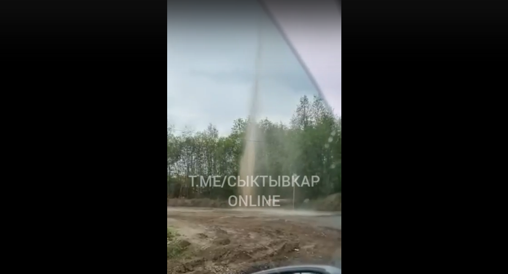 В Сыктывкаре из канализационного люка забил фонтан: в мэрии сказали, что так и задумано