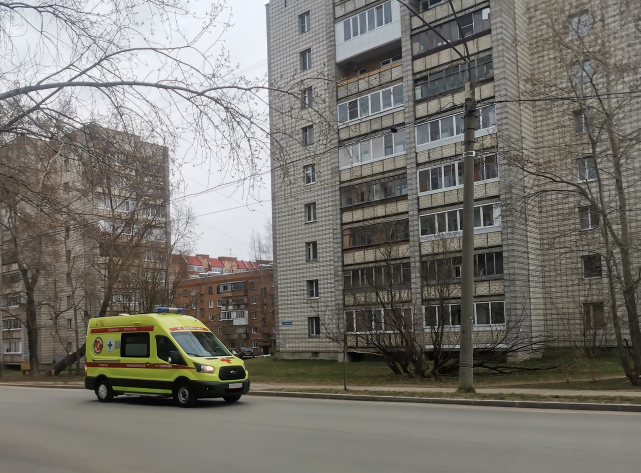 Выяснилось состояние девочки, которая выпала из окна в Сыктывкаре