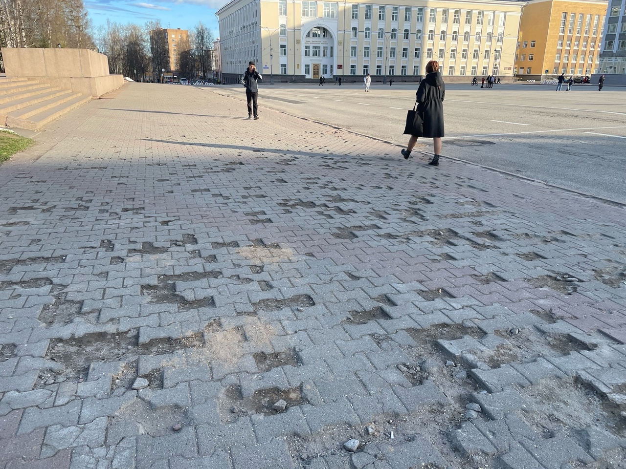 В Сыктывкаре снова ищут того, кто отремонтирует тротуар около Стефановской площади