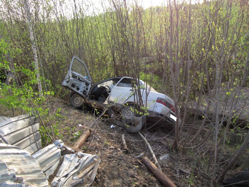В Коми пьяный водитель протаранил забор и опрокинул машину