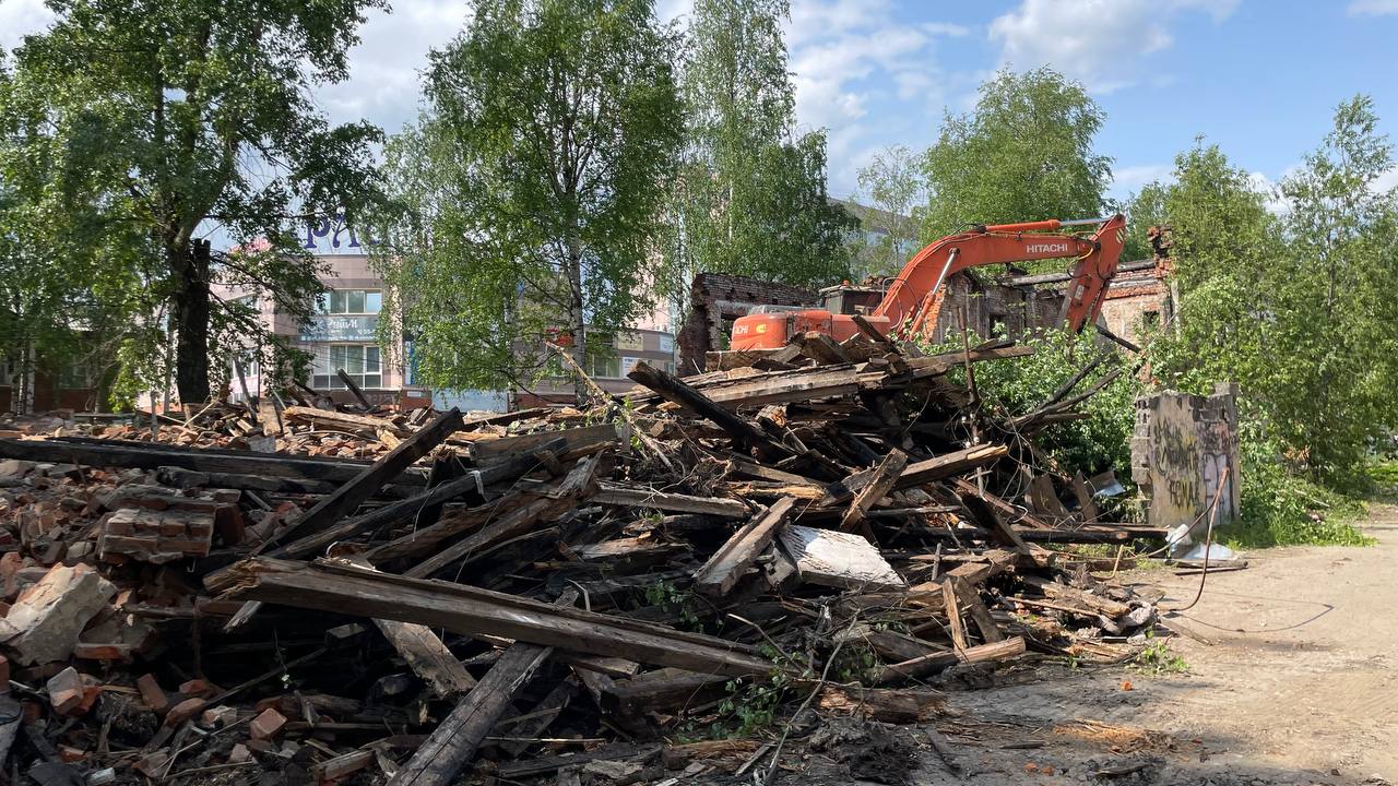 В Сыктывкаре начали сносить здание напротив "Северного рая" на Карла Маркса