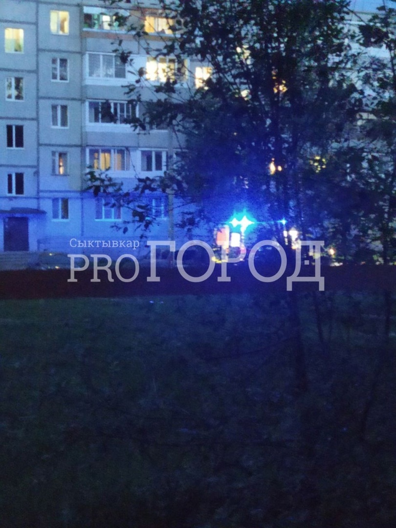 В Сыктывкаре мужчина выпал с балкона и впал в кому 