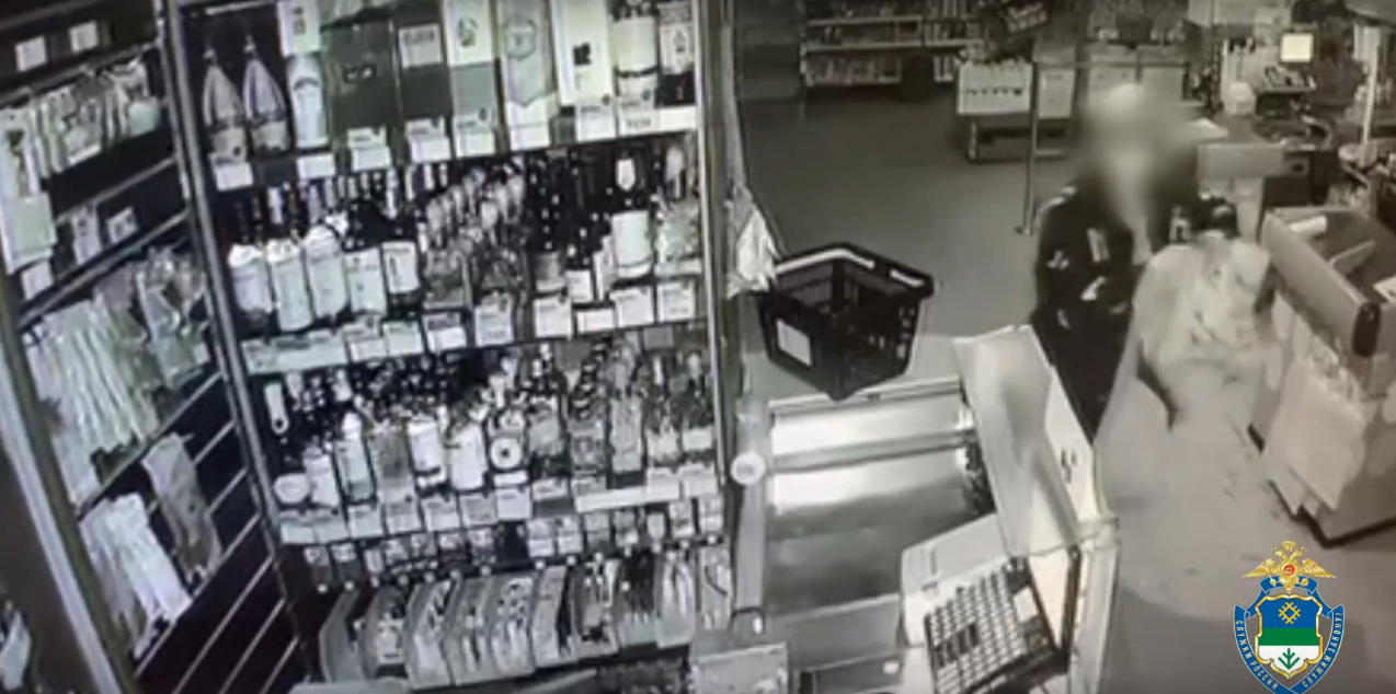 Сыктывкарка вломилась в супермаркет, вынесла элитный алкоголь и разбила несколько бутылок