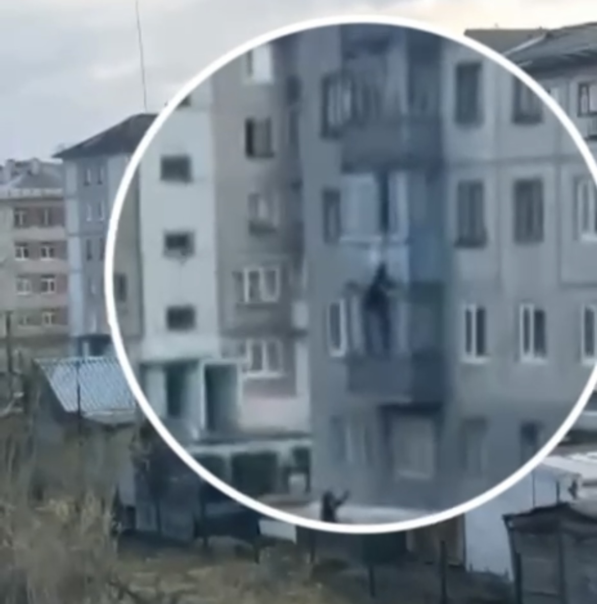 В Коми пытались поймать девочку, повисшую на балконе дома
