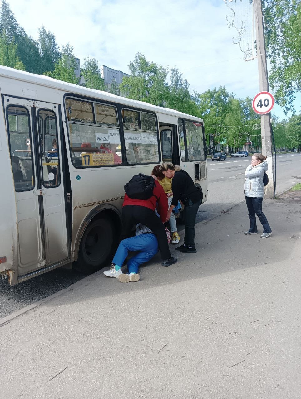 В Сыктывкаре руку пассажирки автобуса зажало дверьми