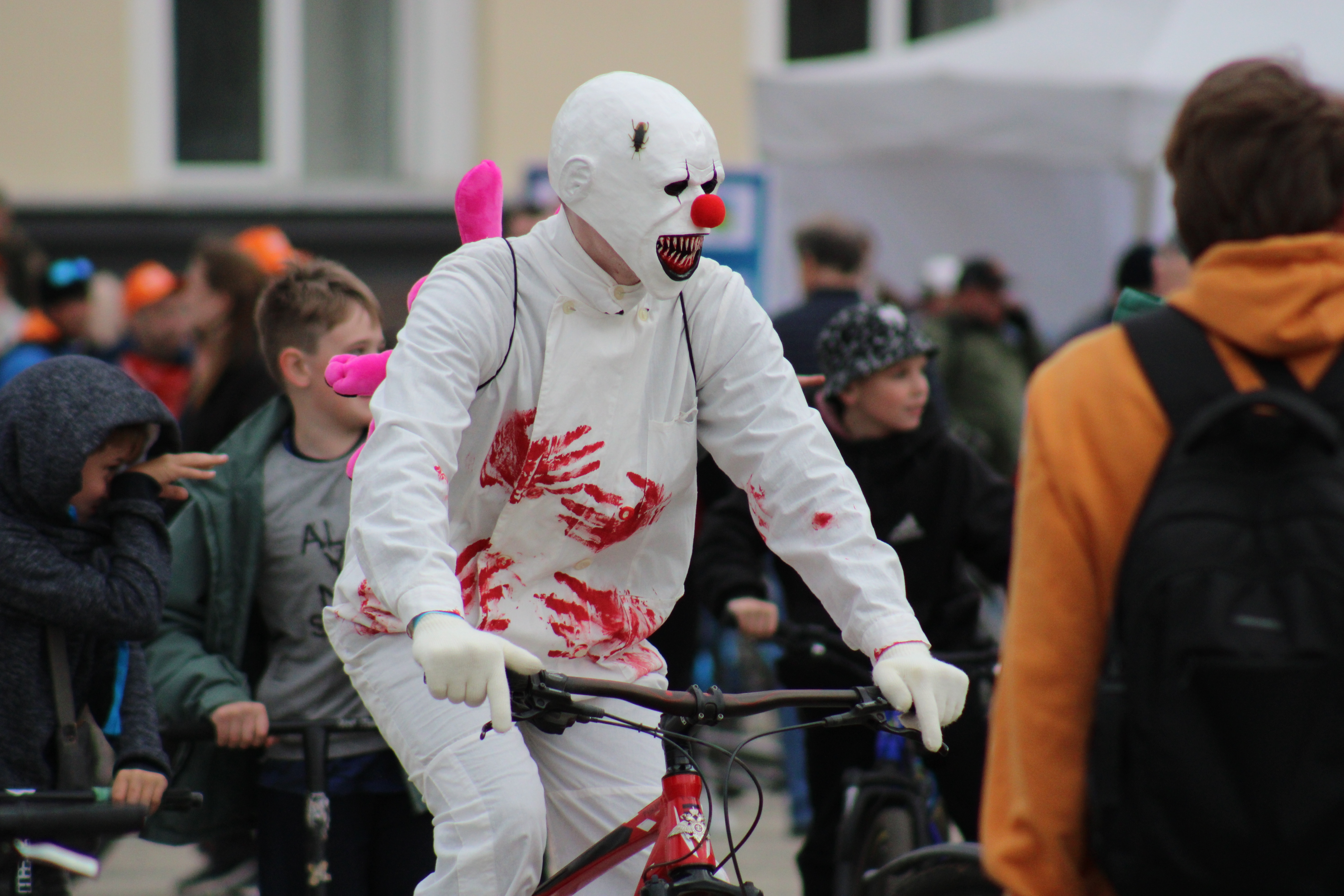 Кошки, чума и ангелы: в Сыктывкаре прошла “Велоночь-2023”