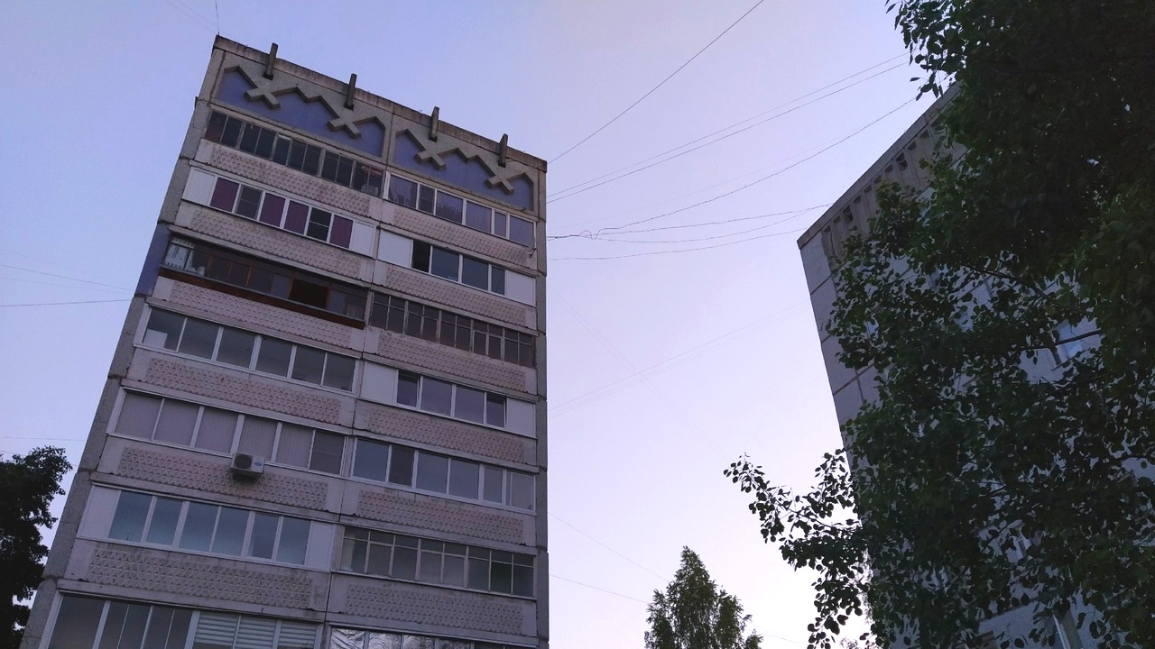 В Сыктывкаре девочка выпала из окна многоэтажки и погибла