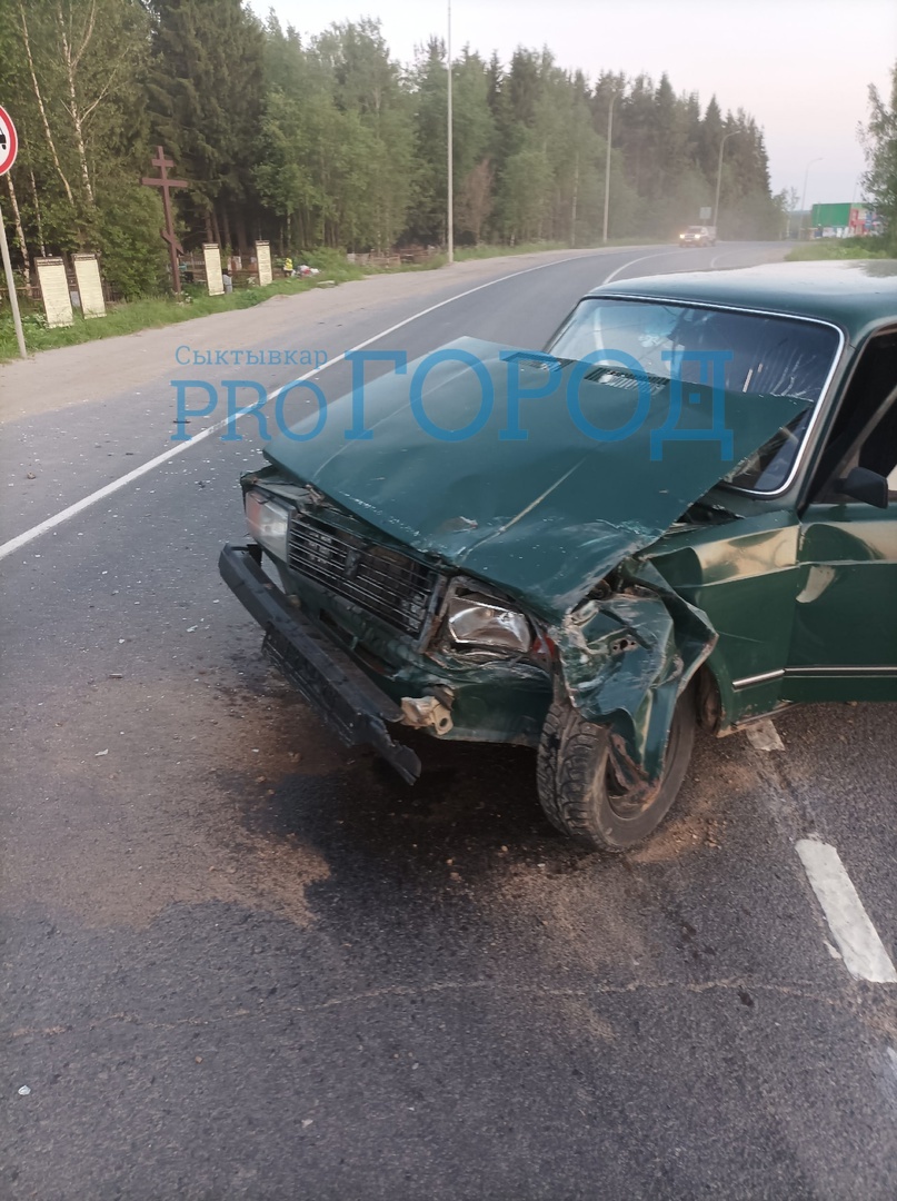 В Коми в ДТП разбилась отечественная "Семерка" 