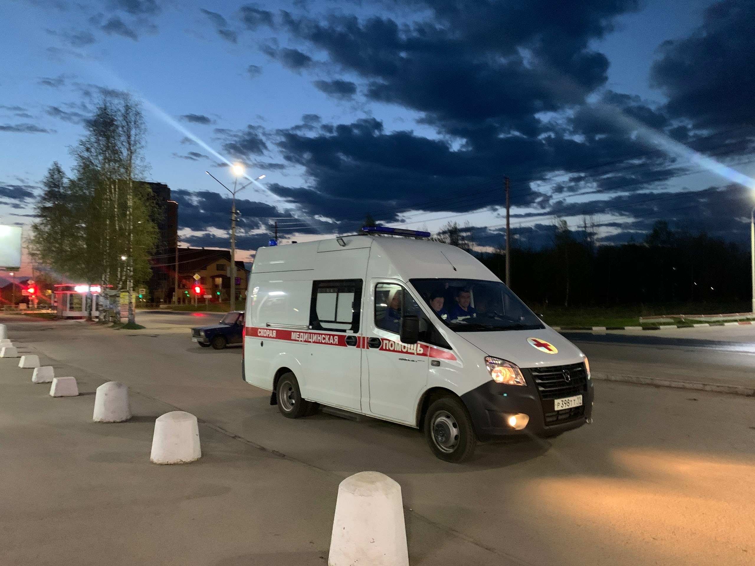 В Коми мужчина перекрыл выезд скорой помощи 