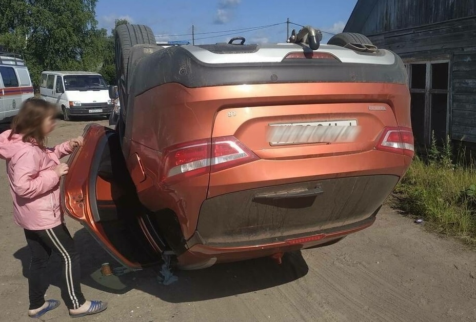 В Объяево водитель бросил пассажирку в перевернувшемся автомобиле