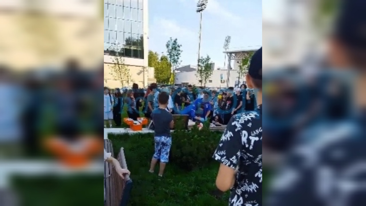 Мальчику, который разбил голову на площадке "под часами" в Сыктывкаре, помогли подростки