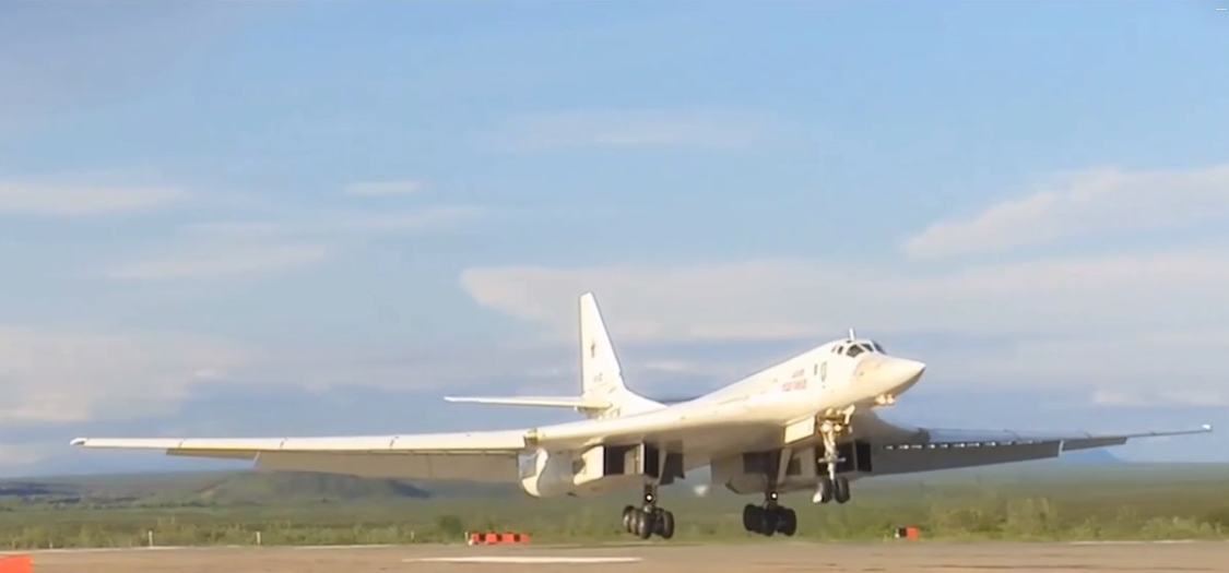 На севере Коми приземлились два стратегических ракетоносца Ту-160