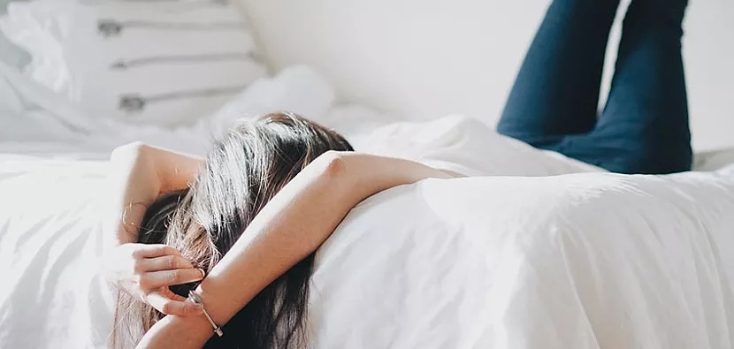 Врач-сомнолог объяснил, почему не стоит спать на белом постельном белье