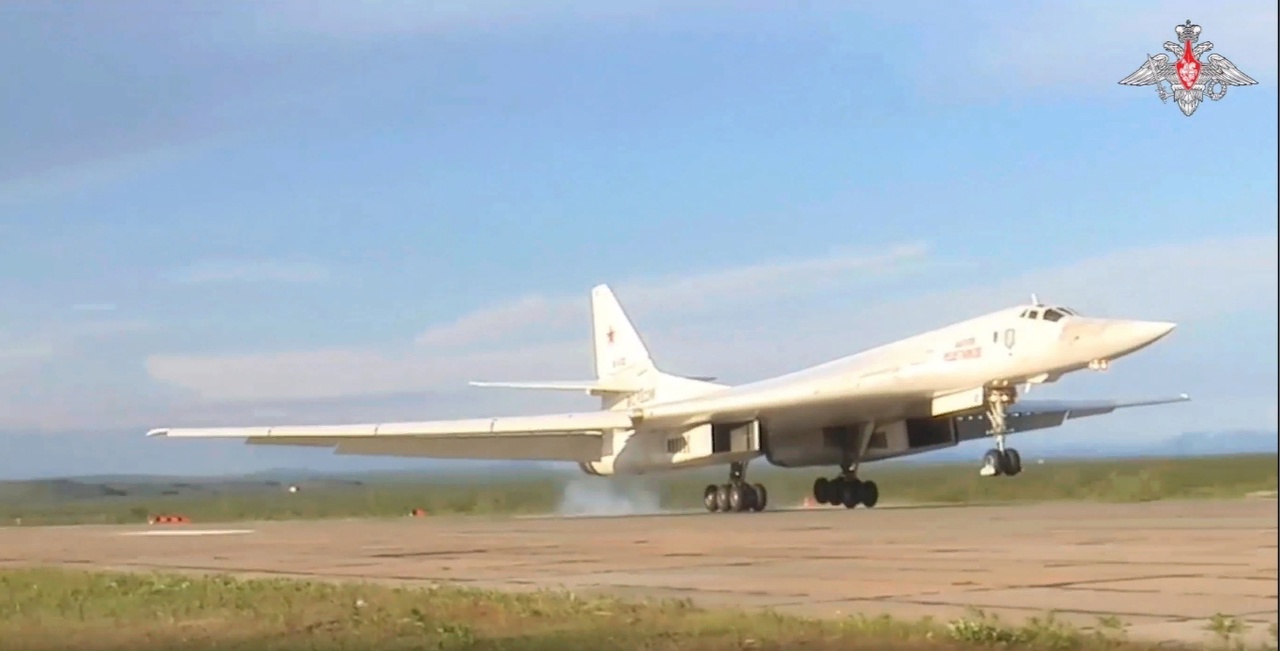 В Коми приземлились два ракетоносца Ту-160