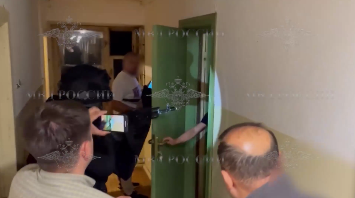 Появилось видео задержания подозреваемых в снятии скальпа с 19-летнего парня в Подмосковье