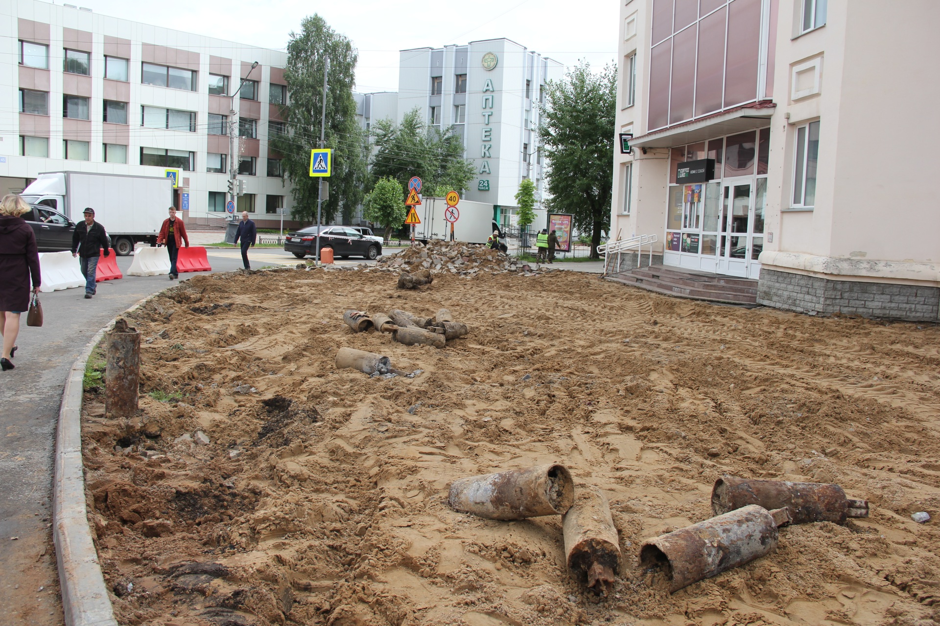 Рядом с сыктывкарской Госаптекой №1 начался ремонт тротуара