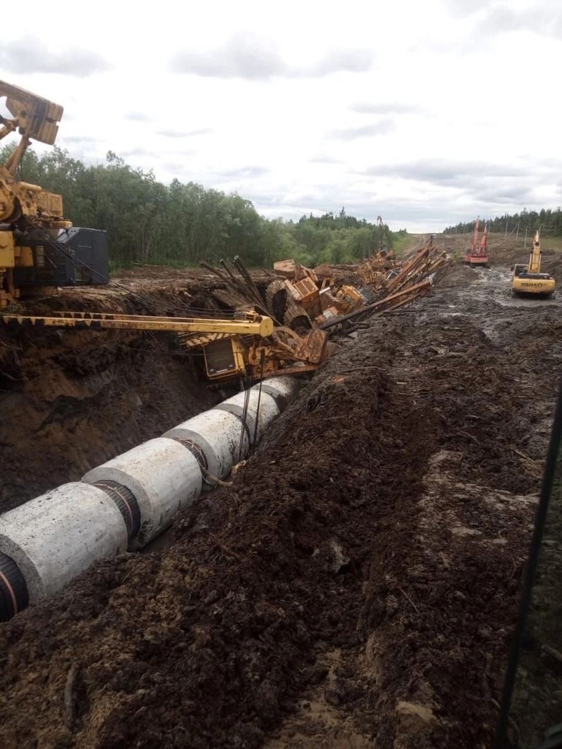 В Коми в соцсетях появилось видео, где 15 трубоукладчиков разом рухнули в траншею