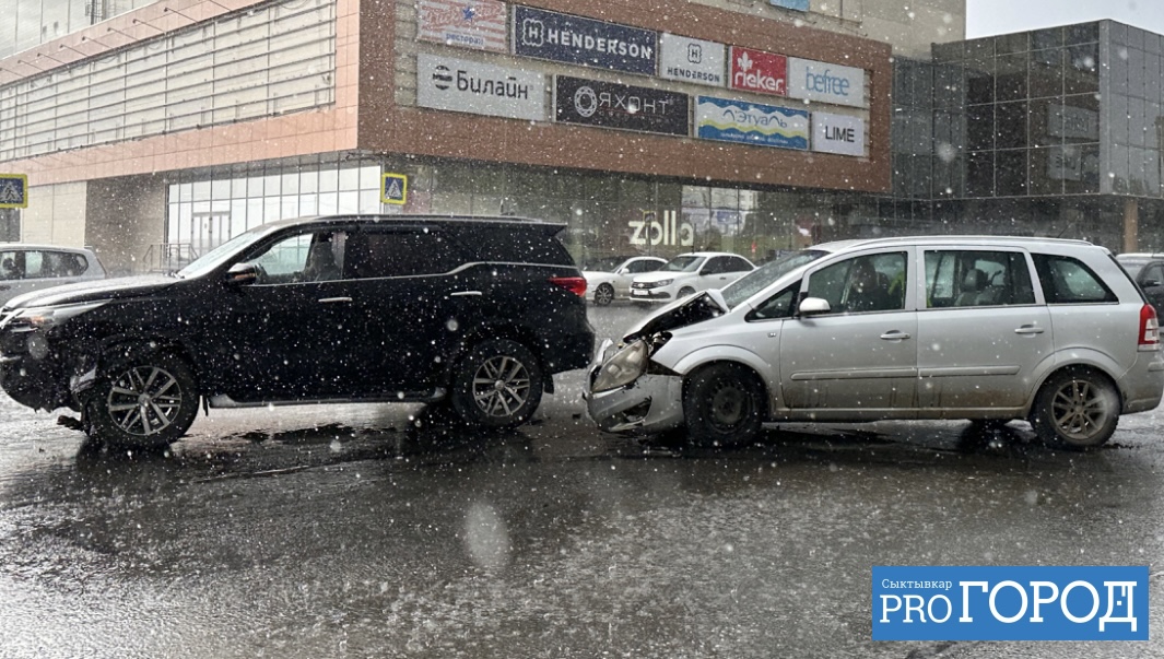 В Сыктывкаре возле торгового центра попали в аварию две машины