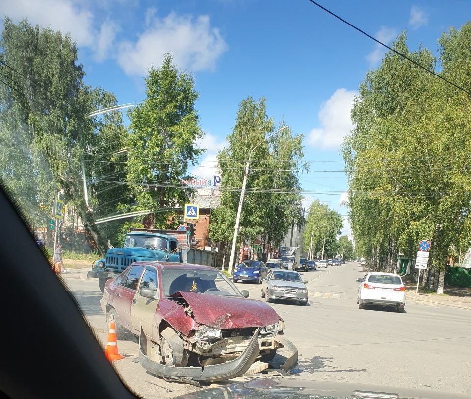В центре Сыктывкара произошло серьезное ДТП