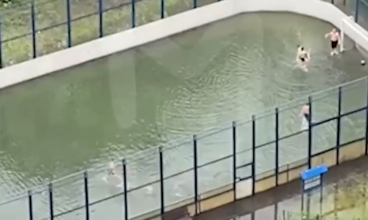 Дороги превратились в реки, а стадионы — в бассейны: Москву затопил сильнейший ливень