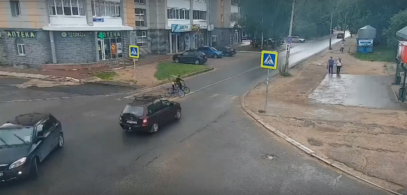 В Сыктывкаре на пешеходном переходе сбили двух детей на велосипедах