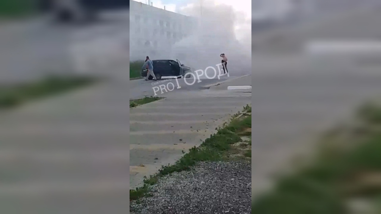 В Сыктывкаре посередине дороги загорелся автомобиль