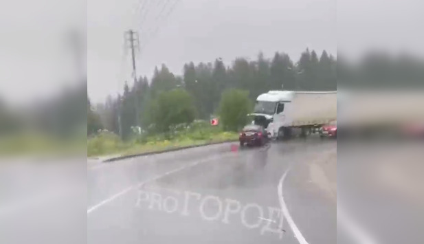 На объездной в Сыктывкаре столкнулись фура и легковушка