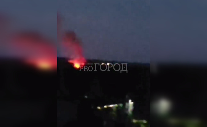 В Сыктывкаре всю ночь полыхал старый двухэтажный дом