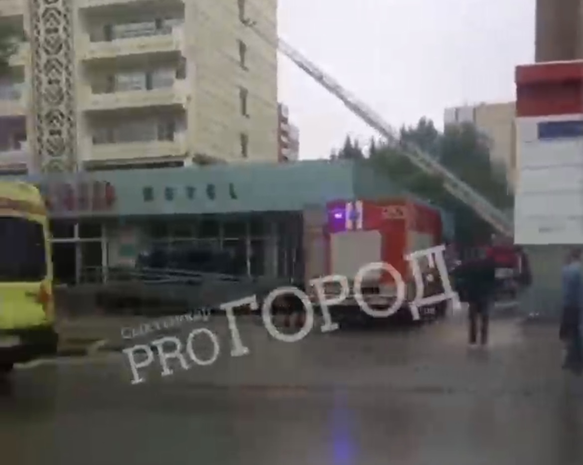 Возле гостиницы ”Сыктывкар” работают сотрудники полиции, реанимации и пожарные