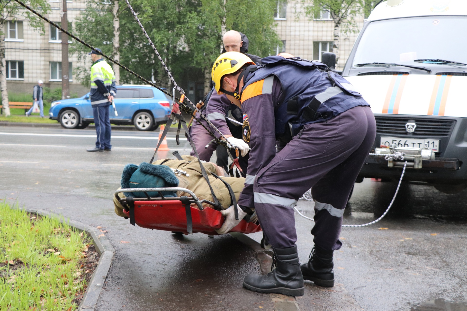 В Сыктывкаре спасали людей из "горящей" гостиницы в центре города