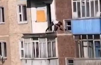 В Коми мужчина разбил машину и выпал с балкона