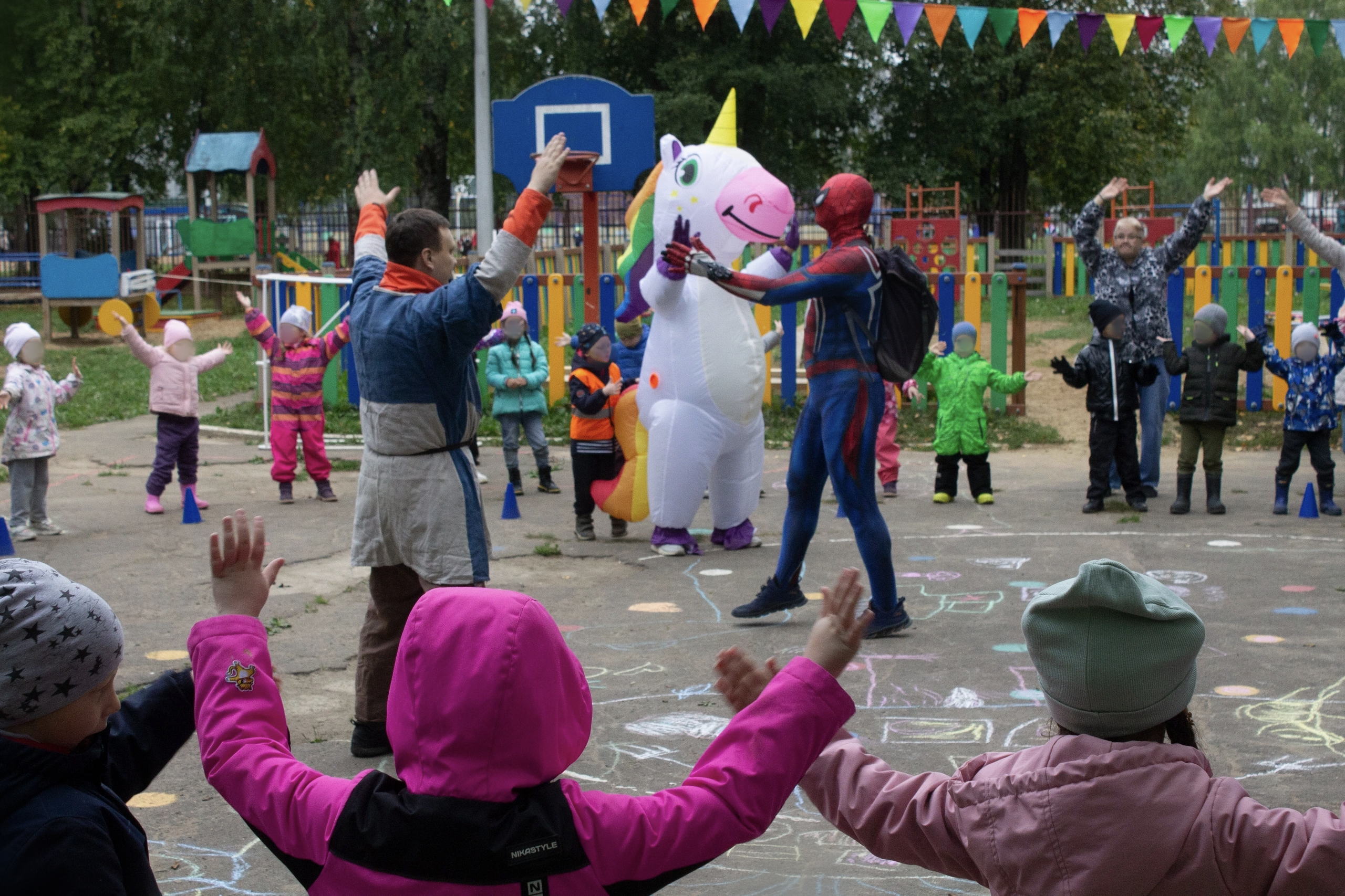 Сыктывкарские активисты устроили для детей праздник с человеком-пауком, единорогом и Кощеем