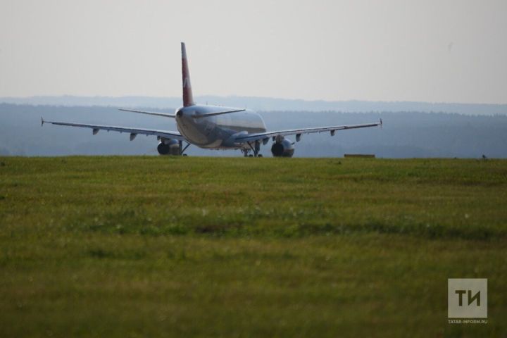 Летевший в Усинск самолет выполнил вынужденную посадку в аэропорту Бугульмы