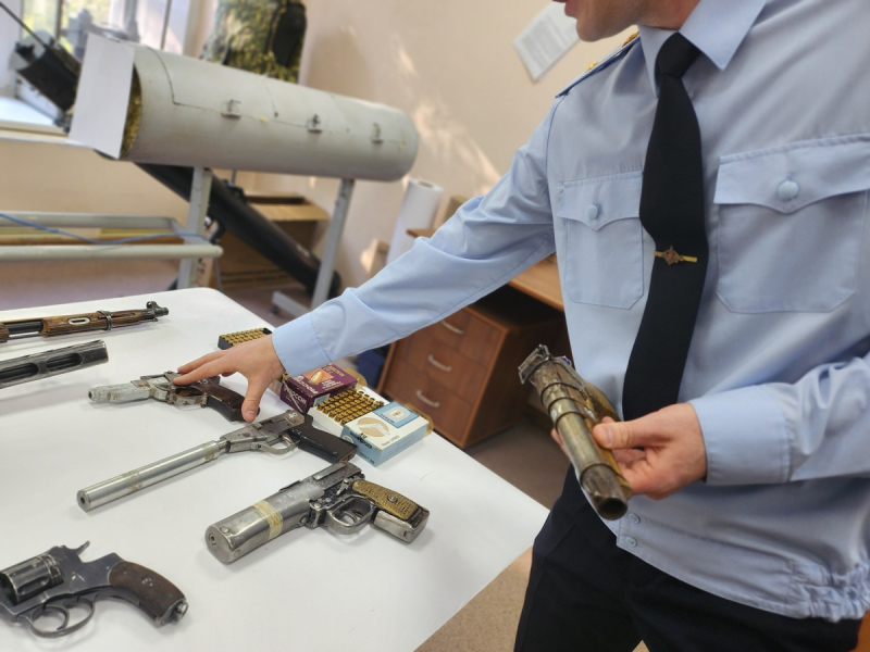 День оружейника: криминалист МВД по Коми показал эксклюзивную коллекцию оружия