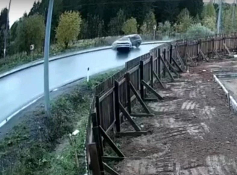 Сыктывкарцы утром встали в пробку возле ТРЦ "Макси" из-за ДТП