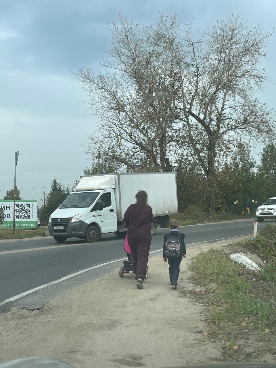 Рискуя жизнями: в Сыктывкаре дети вынуждены добираться до школы вдоль оживленной трассы