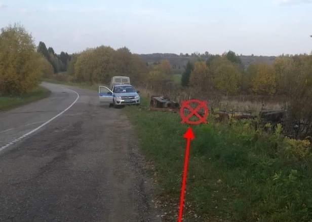 В Сысольском районе тракторист съехал с дороги в кювет и опрокинулся