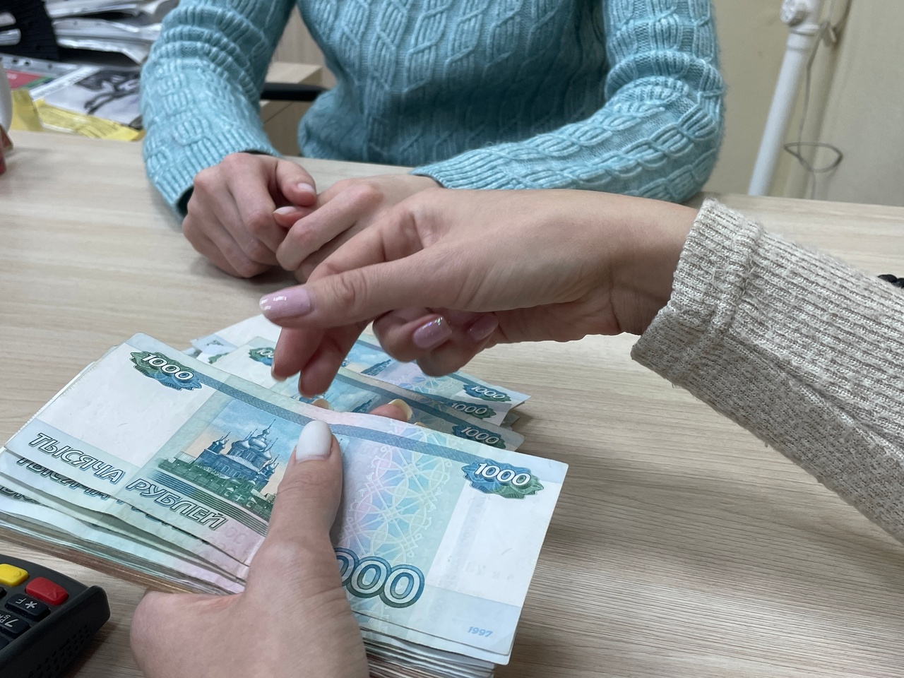 денежная компенсация. 20 тысяч рублей в руках. городская среда. 2 трлн рублей. 285 миллионов рублей.