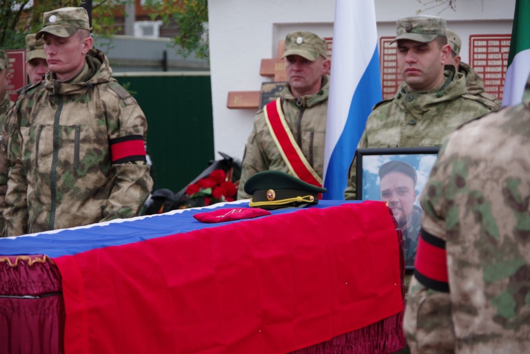 "Вечная память Герою": в Сысольском районе простились с погибшим на СВО Иннокентием Кочевым