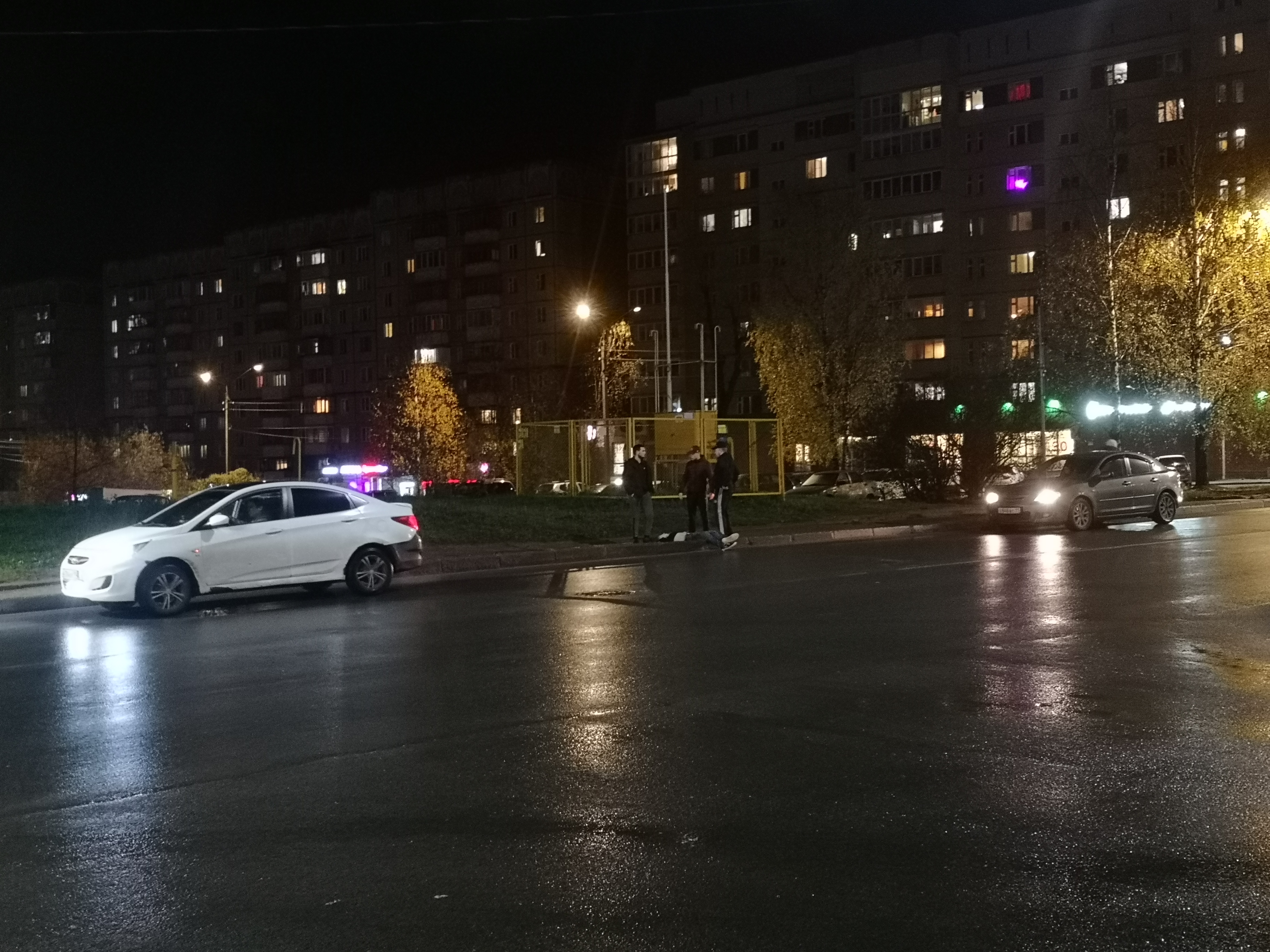 Оттащили на обочину: очевидцы рассказали о мужчине, лежащем на проезжей части в Сыктывкаре