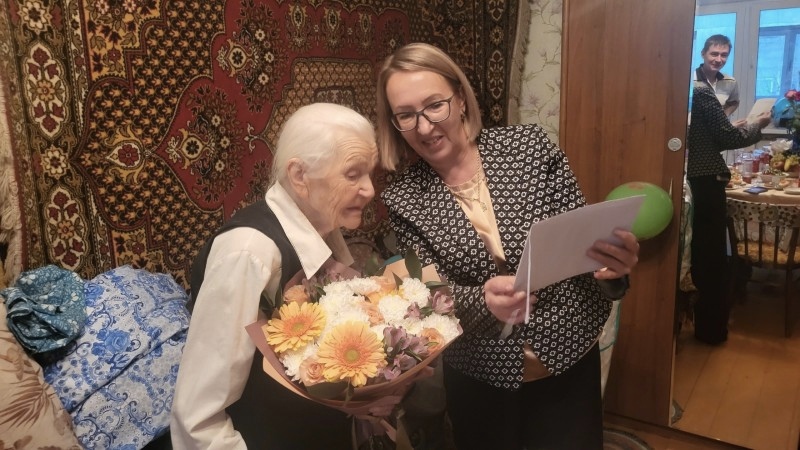 Жительница Сыктывкара получила поздравление с 100-летием от президента России
