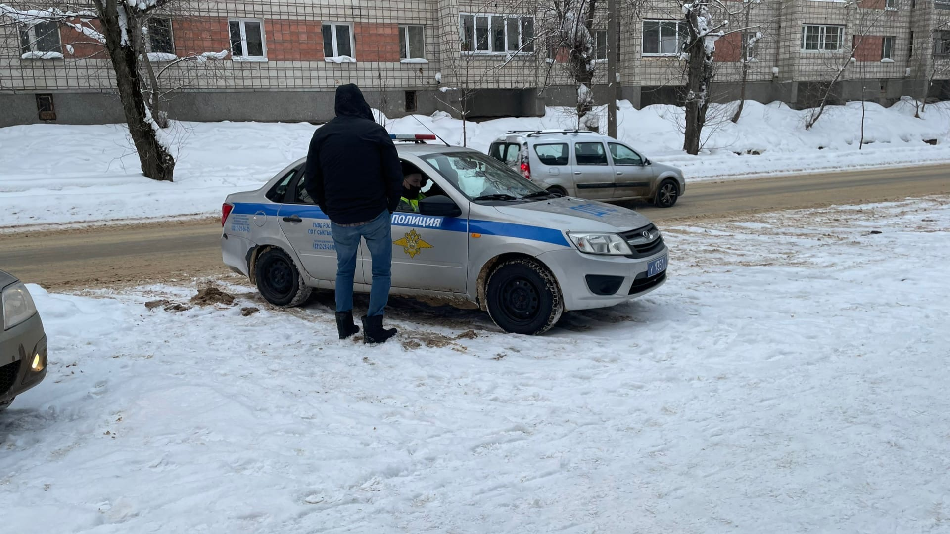 Сыктывкарские автоинспекторы помогли водителю со сломанным авто