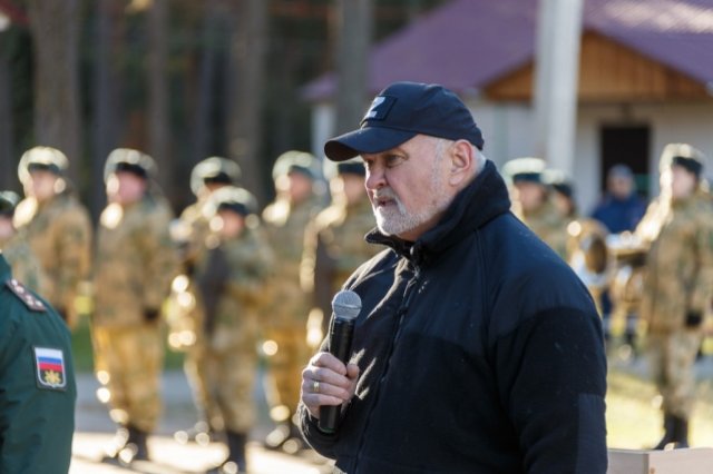 Владимир Уйба вручил награды бойцам из Коми на передовой СВО