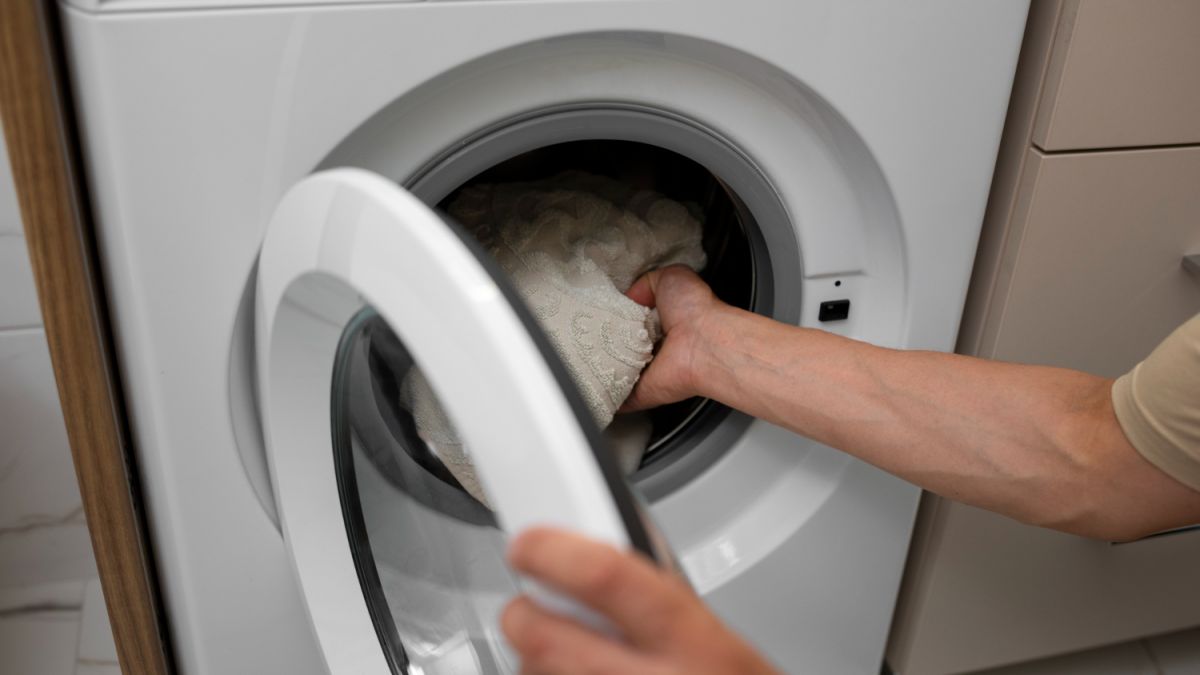 Склизкая грязь и зловонный запах сразу исчезнут в стиральной машине: добавьте две ложки при стирке