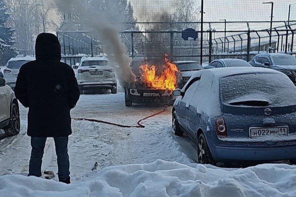 В Сыктывкаре загорелся автомобиль во дворе жилого дома
