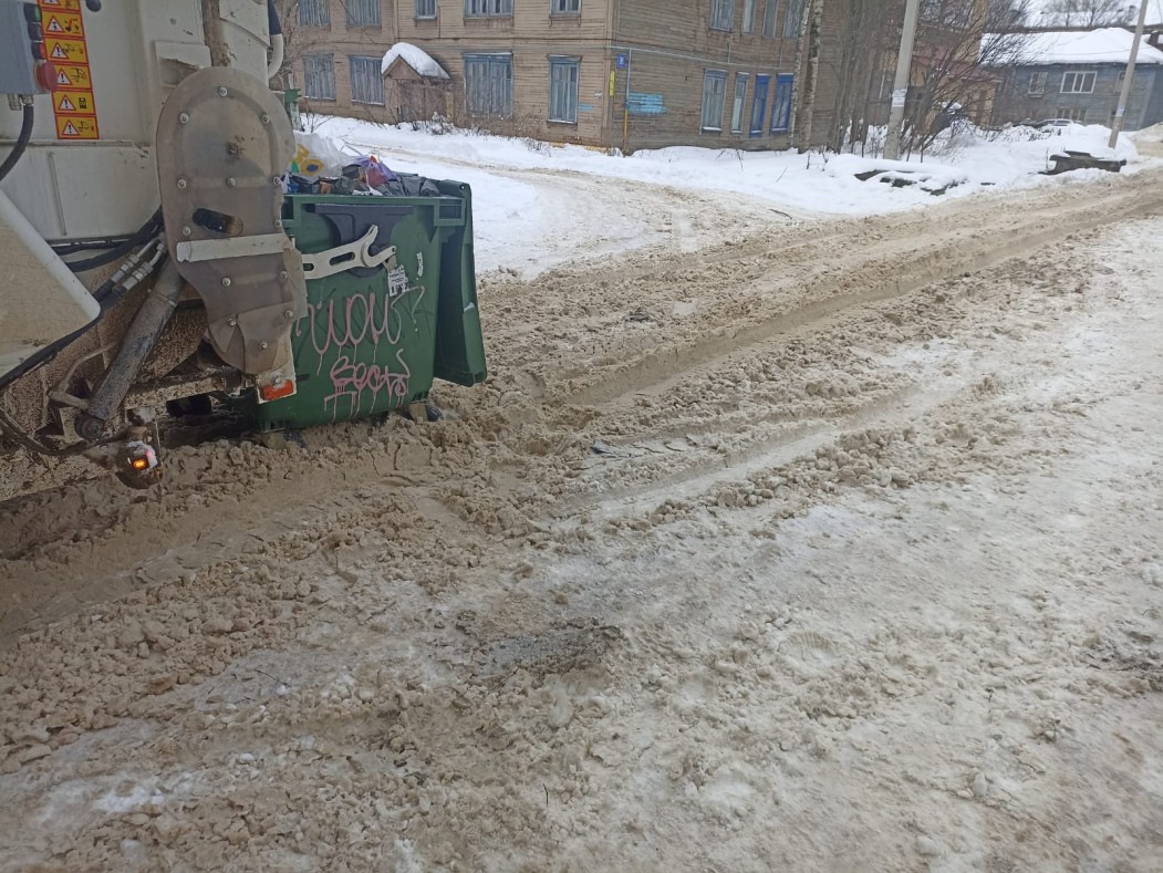Из-за снегопада мусоровозы в городах и районах Коми начали застревать в снежной каше