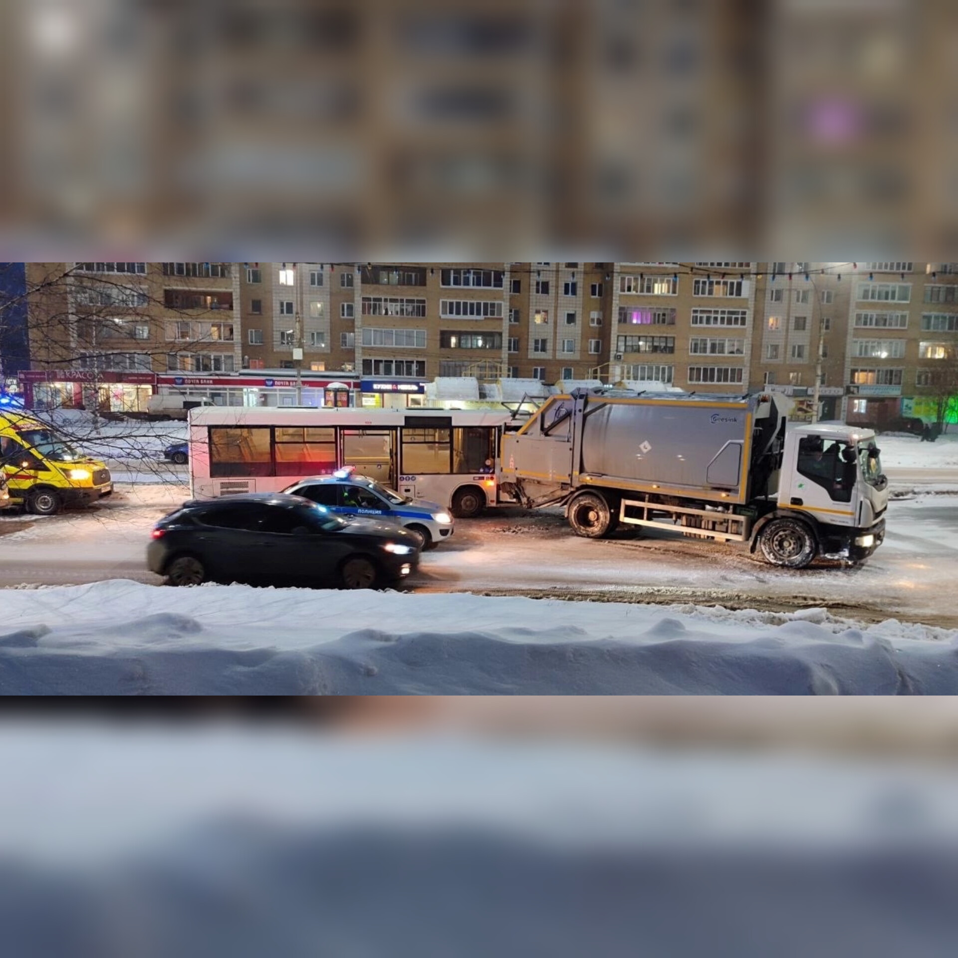 В Ухте очевидцы засняли на видео место ДТП с участием автобуса и мусоровоза